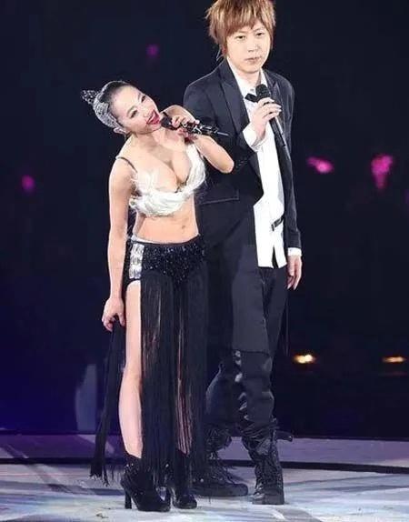 蔡依林的时尚造型成为粉丝模仿的对象_蔡依林模仿谁_蔡依林模仿日本女明星