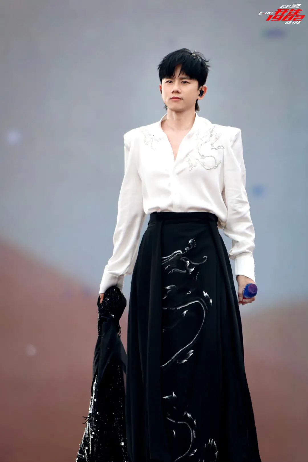 张杰的每一次演出都引起媒体关注，实力不容小觑_引起关注英语_被什么引起关注用英文怎么说