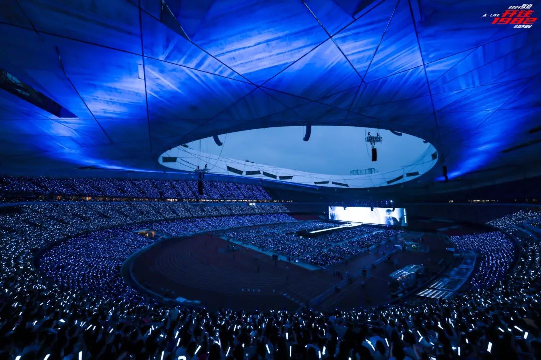 引起关注英语_张杰的每一次演出都引起媒体关注，实力不容小觑_被什么引起关注用英文怎么说