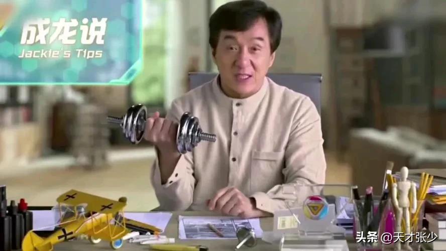 成龙国际动作_成龙国际影响力可怕视频_成龙的武打生涯：从小演员到国际巨星