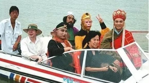 历年春晚经典歌曲回顾_回顾表演经典金巧巧歌词_金巧巧的经典表演回顾