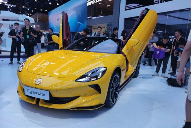 布加迪品牌中哪款跑车最快_布加迪与其他超跑品牌的比较分析_跑布加迪分析品牌比较好的车