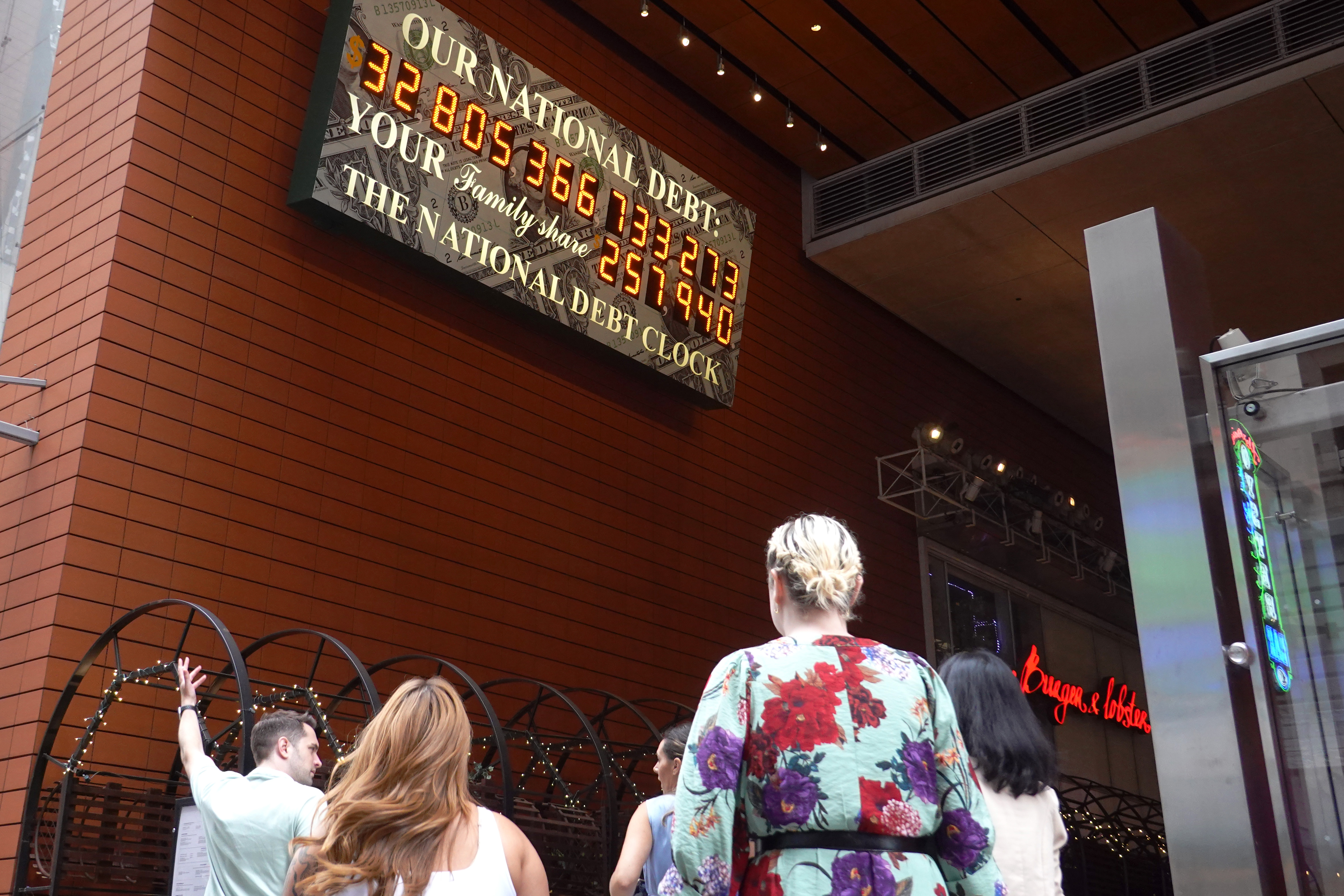 全球动荡不安_鹿特丹港港口经济_USDT：全球经济动荡中的安全港