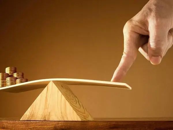 杠杆交易:一些经纪商允许杠杆交易,这使得交易者可以借入资金来开设比其账户余额允许的更大的头寸。_杠杆交易风险率控制在多少为宜_交易中的杠杆是什么意思