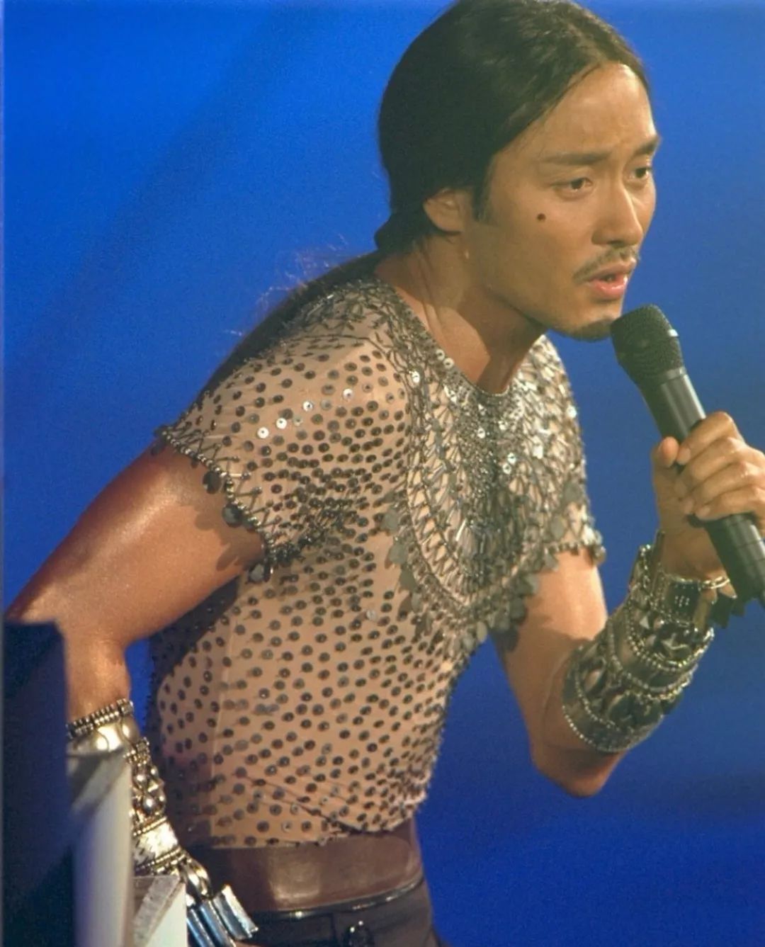 张国荣舞台风采_张国荣的舞台表演力_张国荣在国际舞台的精彩表现