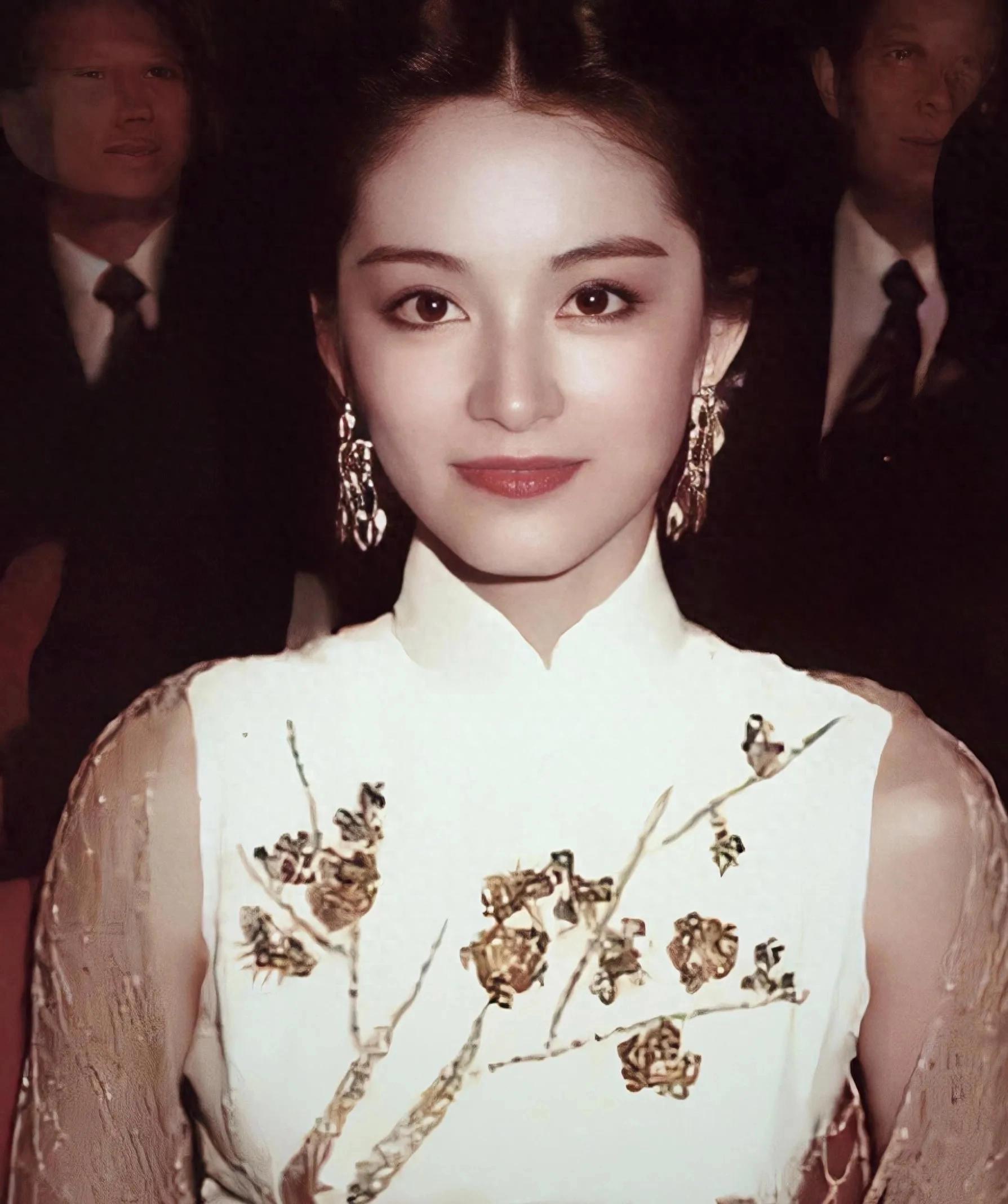 林青霞动图_爱丝人允儿薄丝_林青霞与粉丝的动人故事