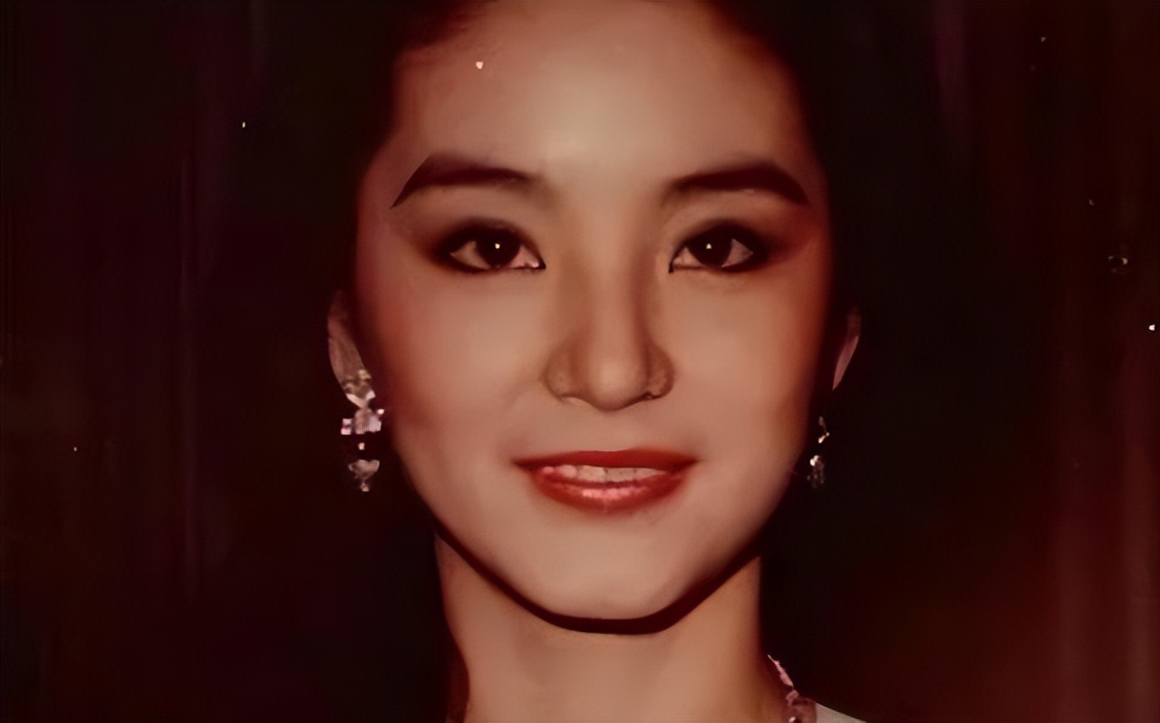 林青霞年轻动图_林青霞与粉丝的动人故事_爱丝人允儿薄丝